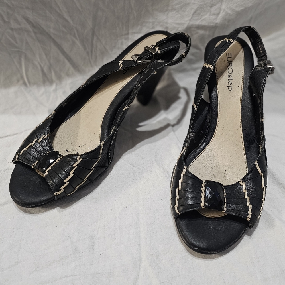 Black Sandals with Sleek Design and Minimalist Style